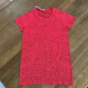 Swiftly Tech Short-Sleeve Shirt Color: Red Camo